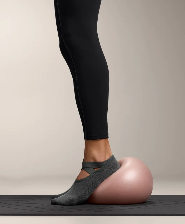2 pares de meias acolchoadas de mistura de algodão para ioga e pilates com tiras cruzadas 2 pares de meias acolchoadas de mistura de algodão para ioga e pilates com tiras cruzadas