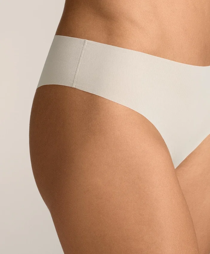 5 Cuecas brasileiras invisíveis com nervuras finas em mistura de poliamida, cortadas a laser 5 Cuecas brasileiras invisíveis com nervuras finas em mistura de poliamida, cortadas a laser