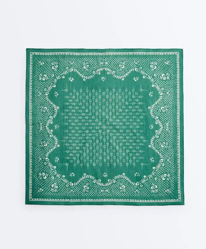 Bandana com estampado floral 100% algodão Bandana com estampado floral 100% algodão