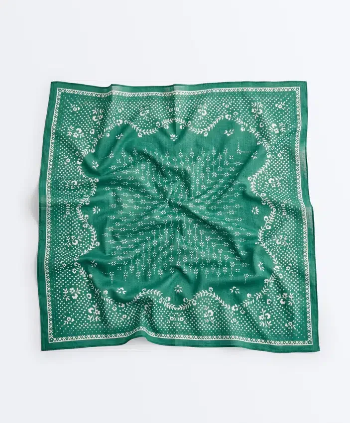 Bandana com estampado floral 100% algodão Bandana com estampado floral 100% algodão