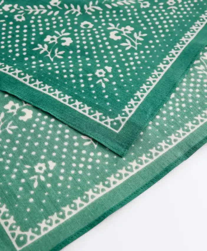 Bandana com estampado floral 100% algodão Bandana com estampado floral 100% algodão