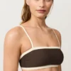 Biquíni bandeau com acabamento contrastante Biquíni bandeau com acabamento contrastante