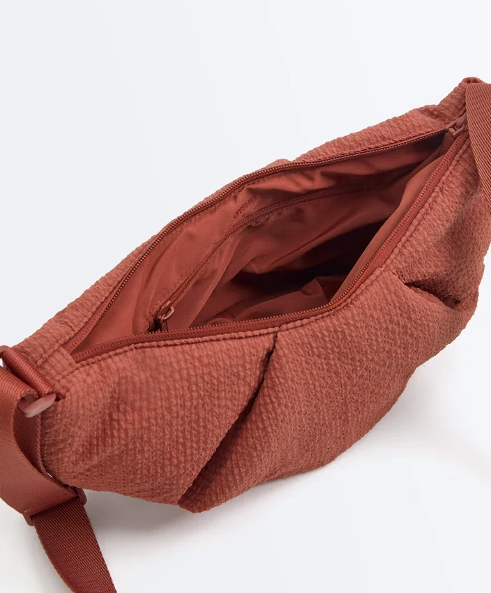 Bolsa a tiracolo acolchoada com textura Bolsa a tiracolo acolchoada com textura