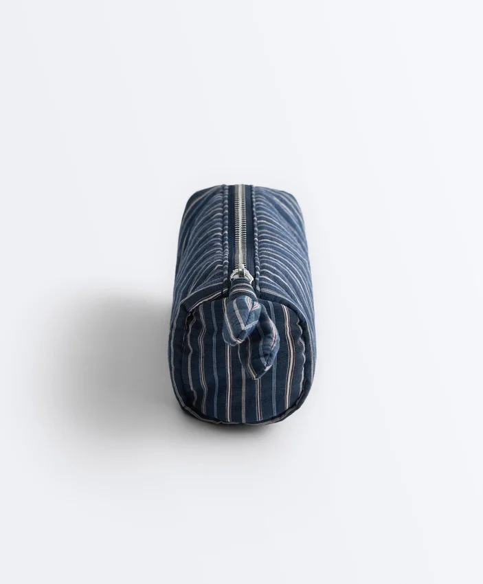 Bolsa de higiene com riscas e nó Bolsa de higiene com riscas e nó
