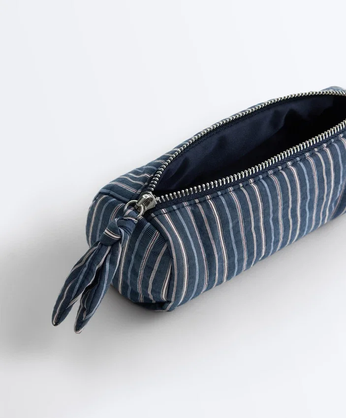 Bolsa de higiene com riscas e nó Bolsa de higiene com riscas e nó