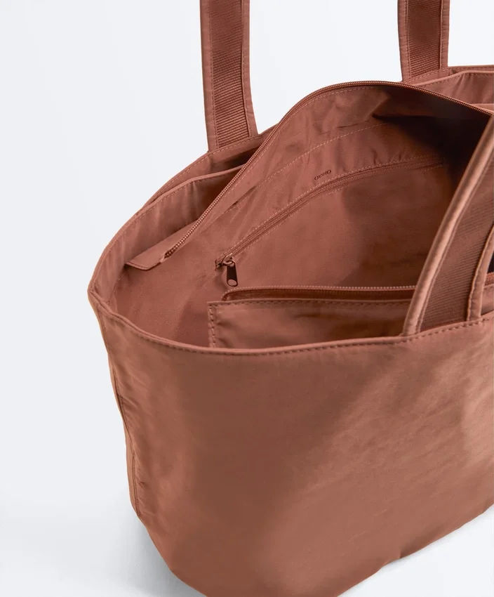 Bolsa tipo shopper macia com fecho Bolsa tipo shopper macia com fecho