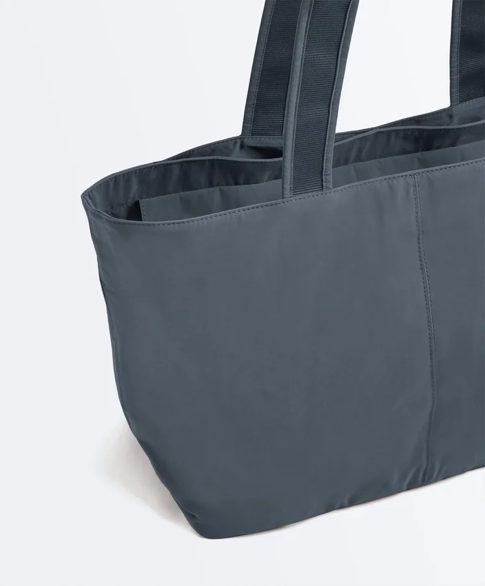 Bolsa tipo shopper macia com fecho Bolsa tipo shopper macia com fecho