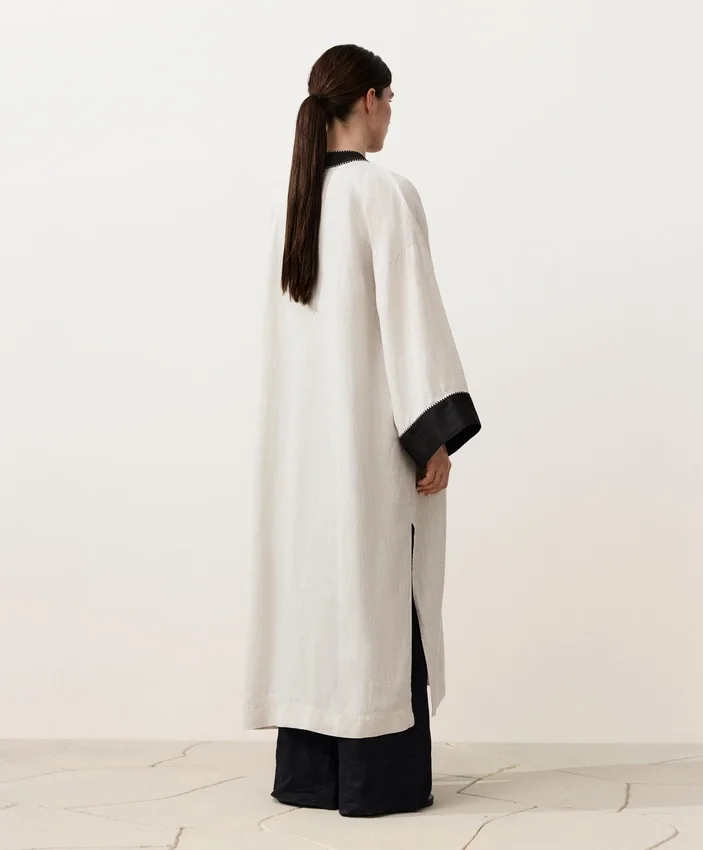 Caftan 100% linho com detalhes em contraste Caftan 100% linho com detalhes em contraste