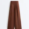 Calças compridas com modal Soft Touch e detalhe de pregas