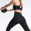 Calças de cintura alta, compressivas e com corte largo Calças de cintura alta, compressivas e com corte largo