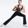 Calças de cintura alta, compressivas e com corte largo Calças de cintura alta, compressivas e com corte largo