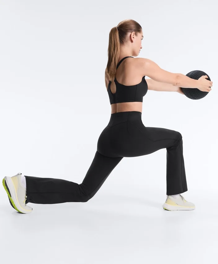 Calças de cintura alta, compressivas e com corte largo Calças de cintura alta, compressivas e com corte largo