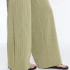Calças de cintura alta, perna larga e riscas finas, de toque Soft Touch Calças de cintura alta, perna larga e riscas finas, de toque Soft Touch
