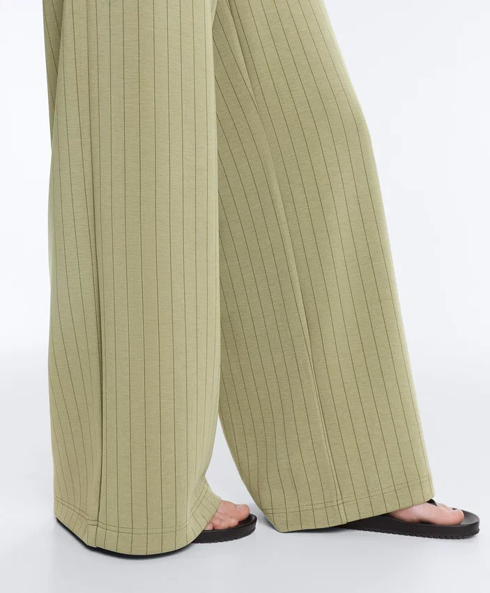 Calças de cintura alta, perna larga e riscas finas, de toque Soft Touch Calças de cintura alta, perna larga e riscas finas, de toque Soft Touch