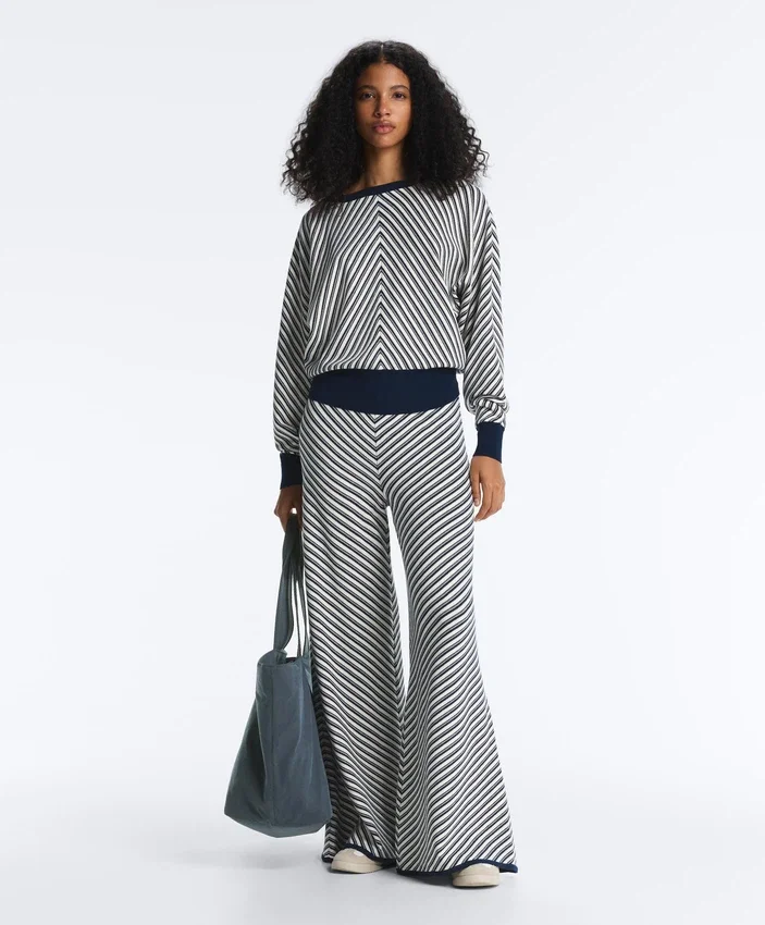 Camisola de malha com riscas diagonais Camisola de malha com riscas diagonais