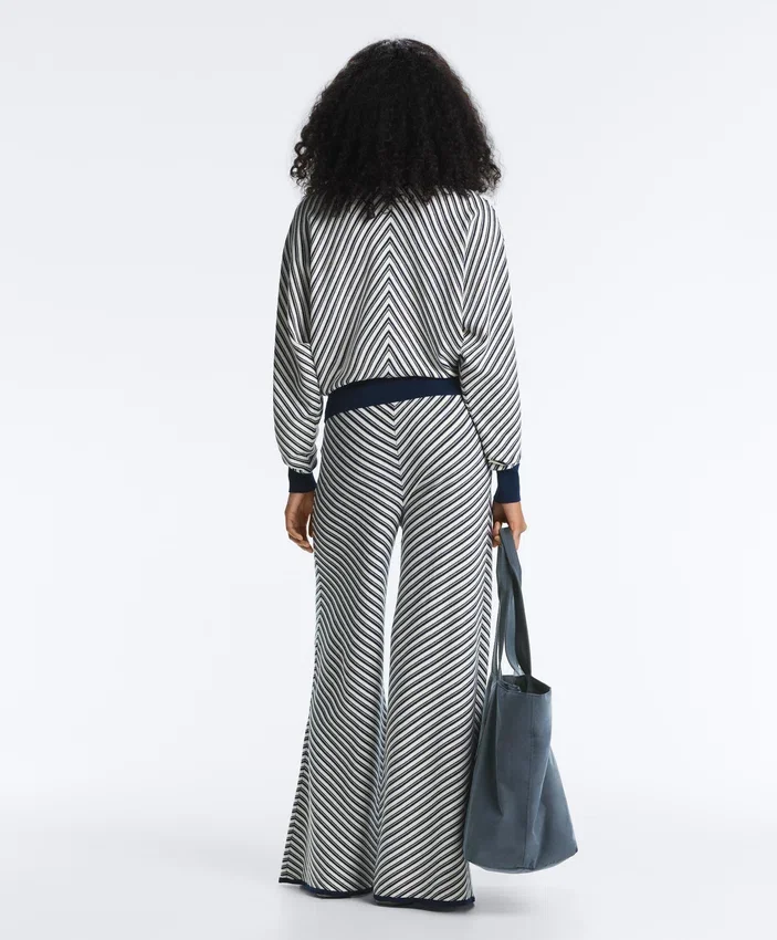 Camisola de malha com riscas diagonais Camisola de malha com riscas diagonais