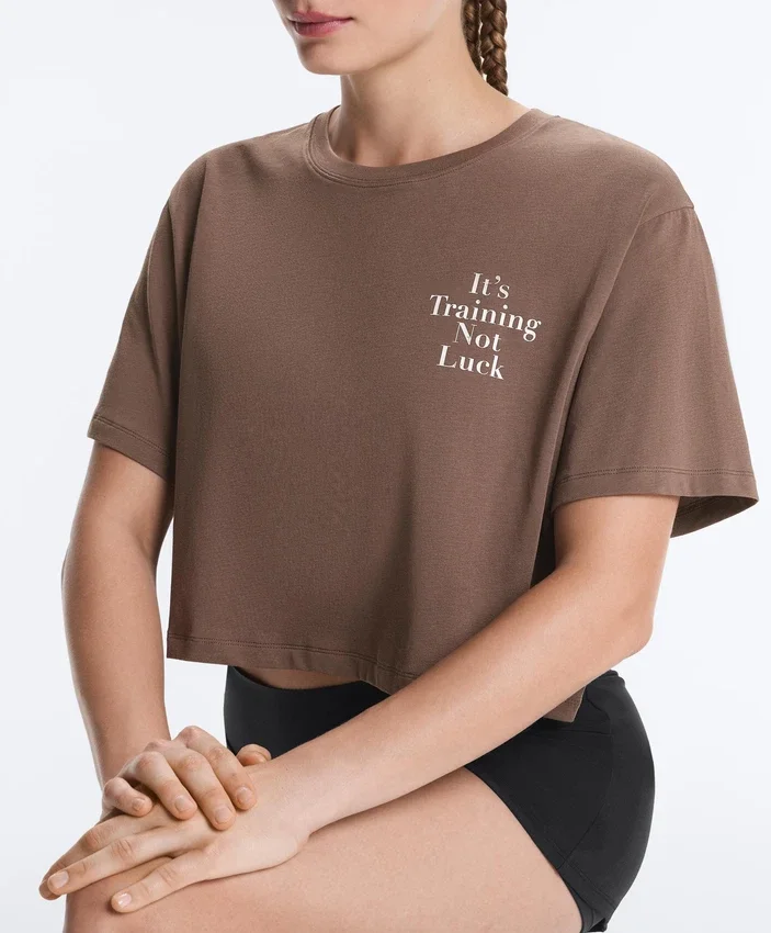 Camisas curtas e largas em mistura de algodão com slogan Camisas curtas e largas em mistura de algodão com slogan