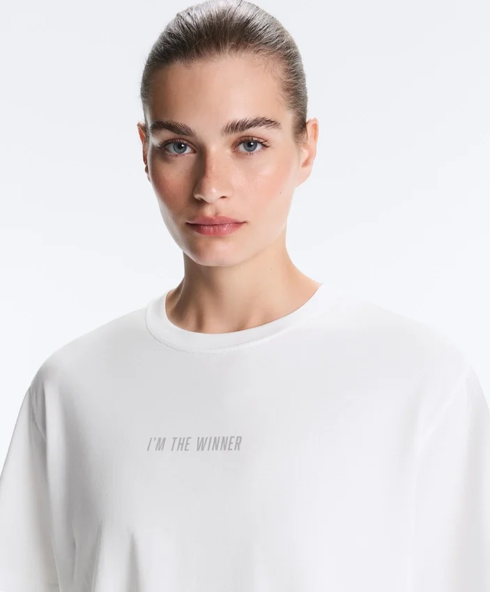 Camisas curtas e largas em mistura de algodão com slogan Camisas curtas e largas em mistura de algodão com slogan