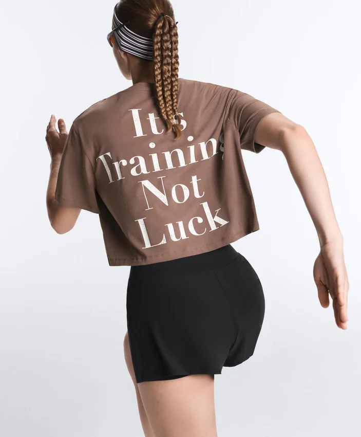 Camisas curtas e largas em mistura de algodão com slogan Camisas curtas e largas em mistura de algodão com slogan