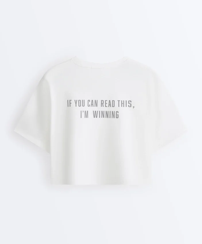 Camisas curtas e largas em mistura de algodão com slogan Camisas curtas e largas em mistura de algodão com slogan