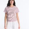 Camisas de manga curta com corte regular, em mistura de algodão e padrão às riscas Camisas de manga curta com corte regular, em mistura de algodão e padrão às riscas