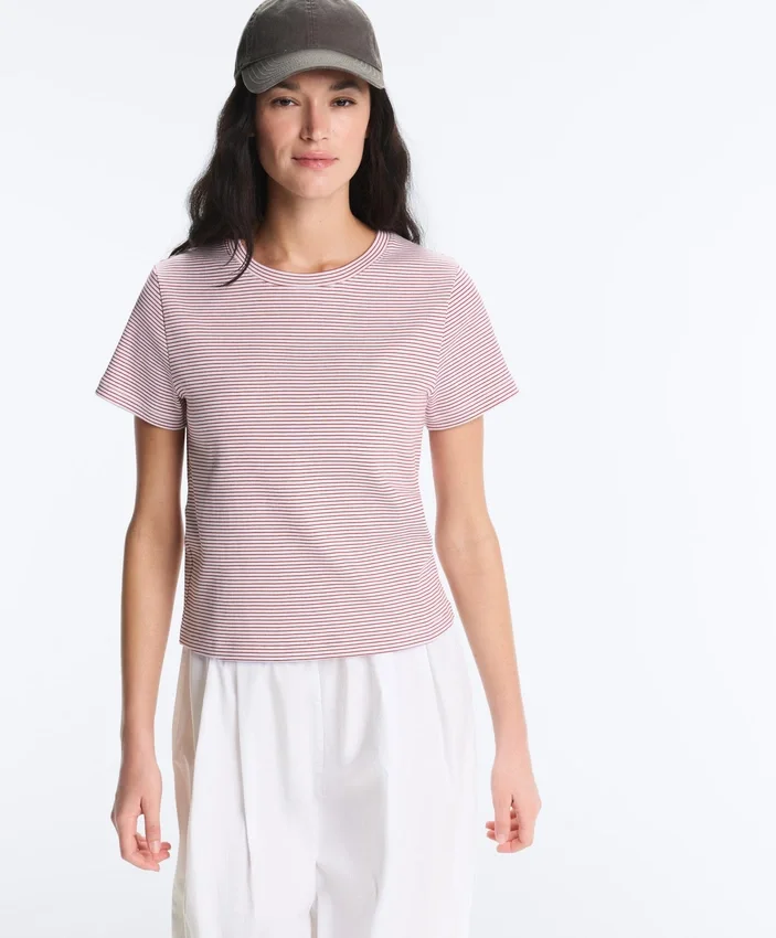 Camisas de manga curta com corte regular, em mistura de algodão e padrão às riscas Camisas de manga curta com corte regular, em mistura de algodão e padrão às riscas