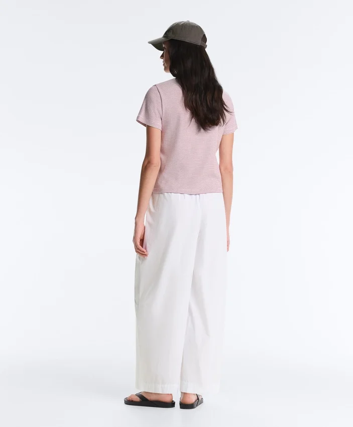 Camisas de manga curta com corte regular, em mistura de algodão e padrão às riscas Camisas de manga curta com corte regular, em mistura de algodão e padrão às riscas