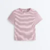 Camisas de manga curta com corte regular, em mistura de algodão e padrão às riscas Camisas de manga curta com corte regular, em mistura de algodão e padrão às riscas