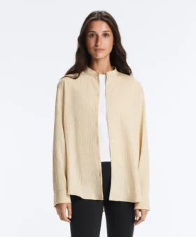 Camisas às riscas com gola alta em mistura de modal Camisas às riscas com gola alta em mistura de modal