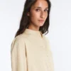 Camisas às riscas com gola alta em mistura de modal Camisas às riscas com gola alta em mistura de modal