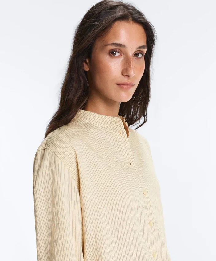 Camisas às riscas com gola alta em mistura de modal Camisas às riscas com gola alta em mistura de modal