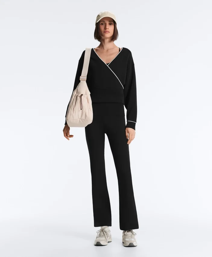 Camisola com corte cruzado, debrum em contraste e modal Camisola com corte cruzado, debrum em contraste e modal