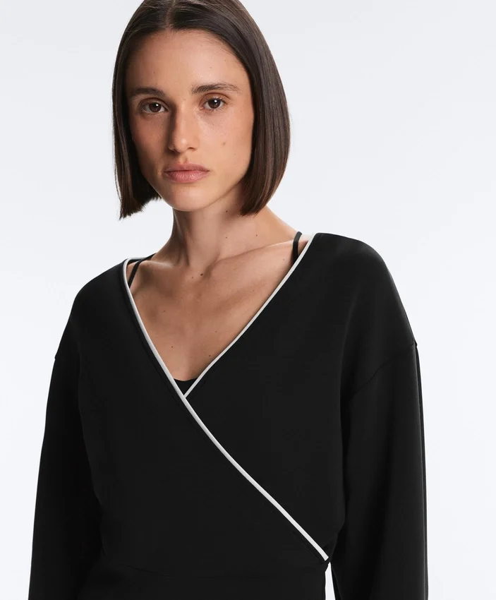 Camisola com corte cruzado, debrum em contraste e modal Camisola com corte cruzado, debrum em contraste e modal