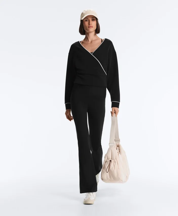 Camisola com corte cruzado, debrum em contraste e modal Camisola com corte cruzado, debrum em contraste e modal