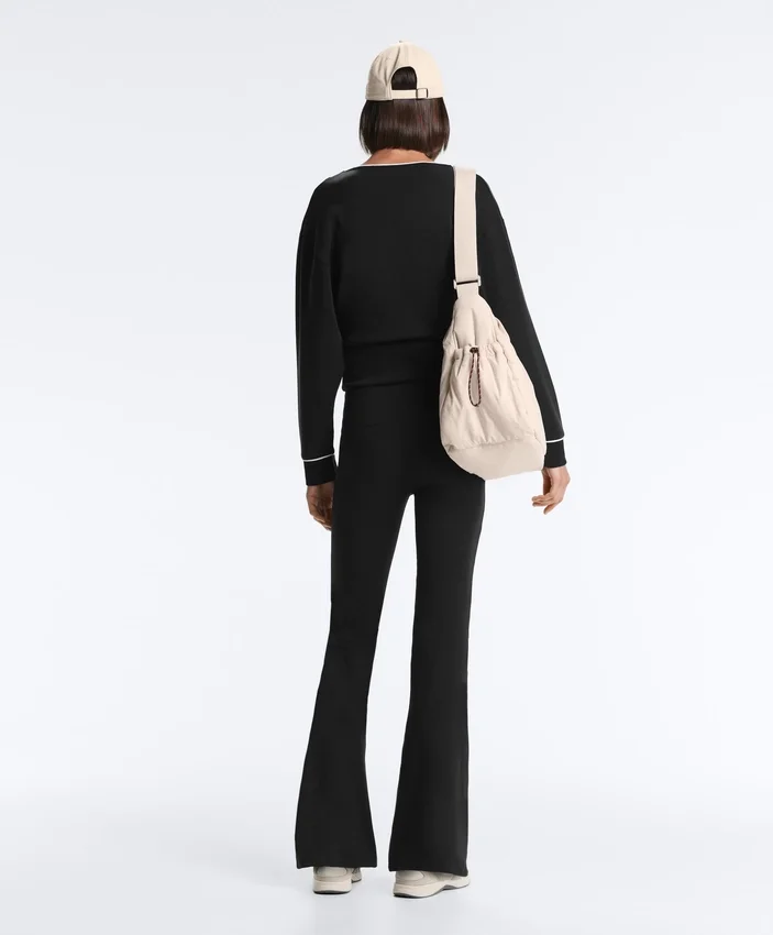 Camisola com corte cruzado, debrum em contraste e modal Camisola com corte cruzado, debrum em contraste e modal