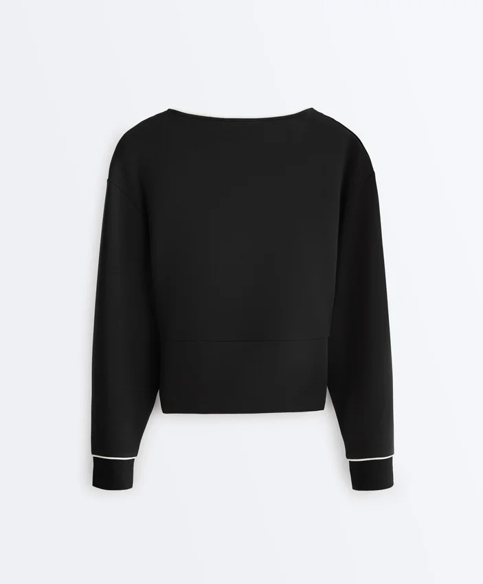 Camisola com corte cruzado, debrum em contraste e modal Camisola com corte cruzado, debrum em contraste e modal