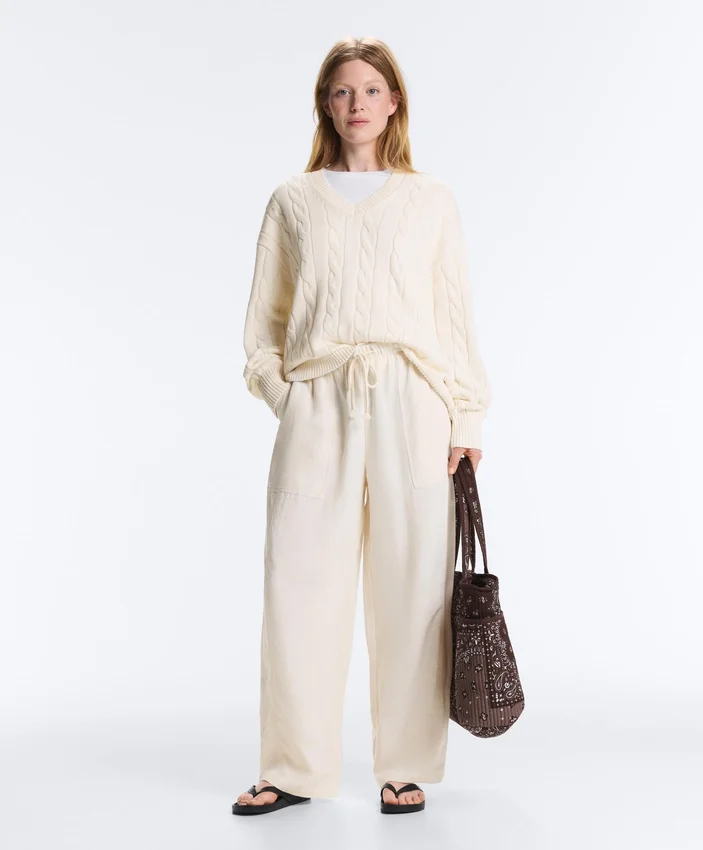 Camisola com decote em V em malha trançada 100% algodão Camisola com decote em V em malha trançada 100% algodão
