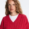 Camisola com decote em V em malha trançada 100% algodão Camisola com decote em V em malha trançada 100% algodão