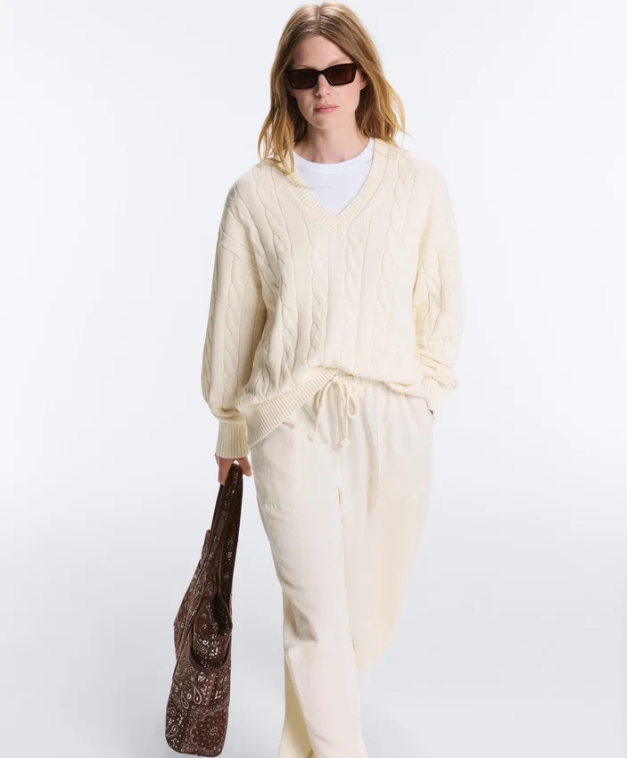 Camisola com decote em V em malha trançada 100% algodão Camisola com decote em V em malha trançada 100% algodão