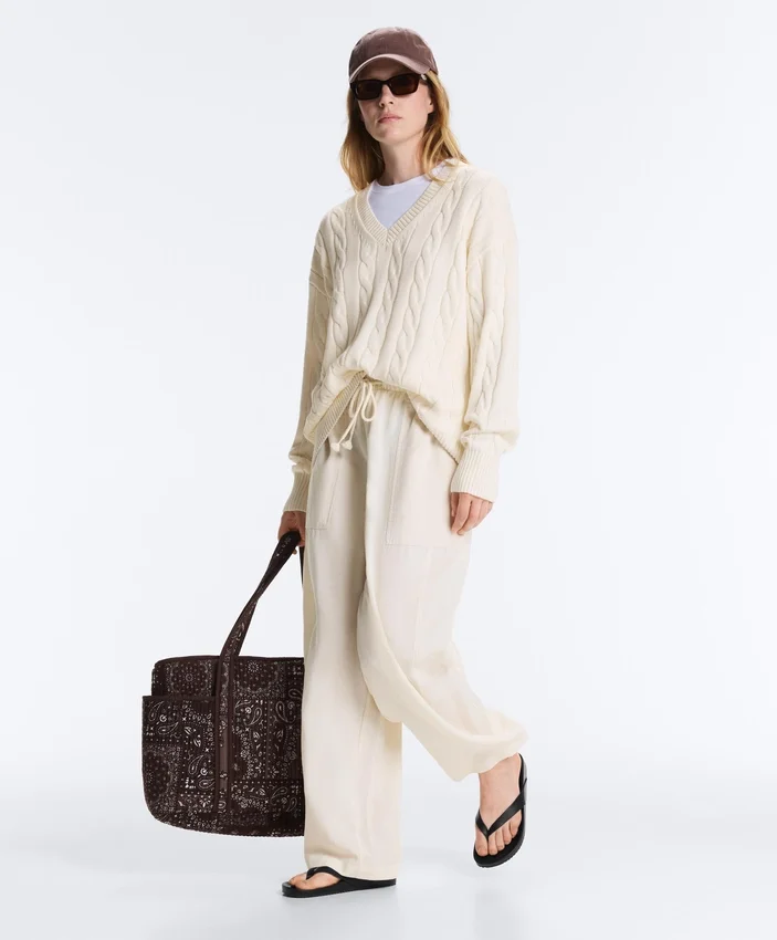 Camisola com decote em V em malha trançada 100% algodão Camisola com decote em V em malha trançada 100% algodão