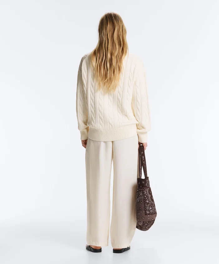 Camisola com decote em V em malha trançada 100% algodão Camisola com decote em V em malha trançada 100% algodão