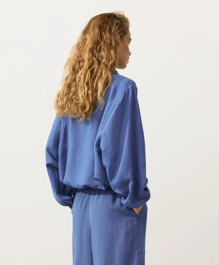 Camisola com meio fecho e bolso frontal, mistura de lyocell e 24% de linho Camisola com meio fecho e bolso frontal, mistura de lyocell e 24% de linho