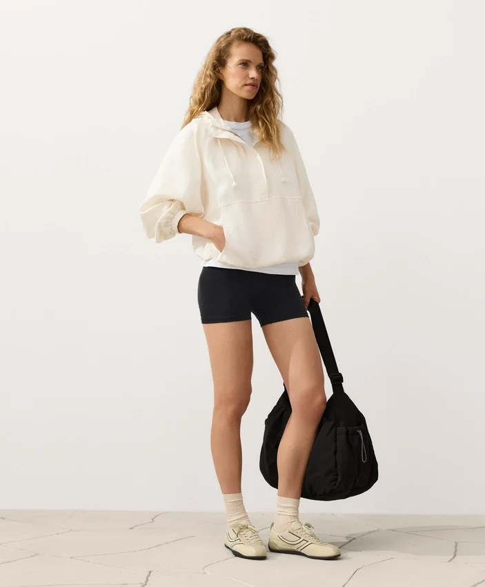 Camisola com meio fecho e bolso frontal, mistura de lyocell e 24% de linho Camisola com meio fecho e bolso frontal, mistura de lyocell e 24% de linho