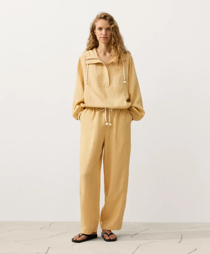 Camisola com meio fecho e bolso frontal, mistura de lyocell e 24% de linho Camisola com meio fecho e bolso frontal, mistura de lyocell e 24% de linho