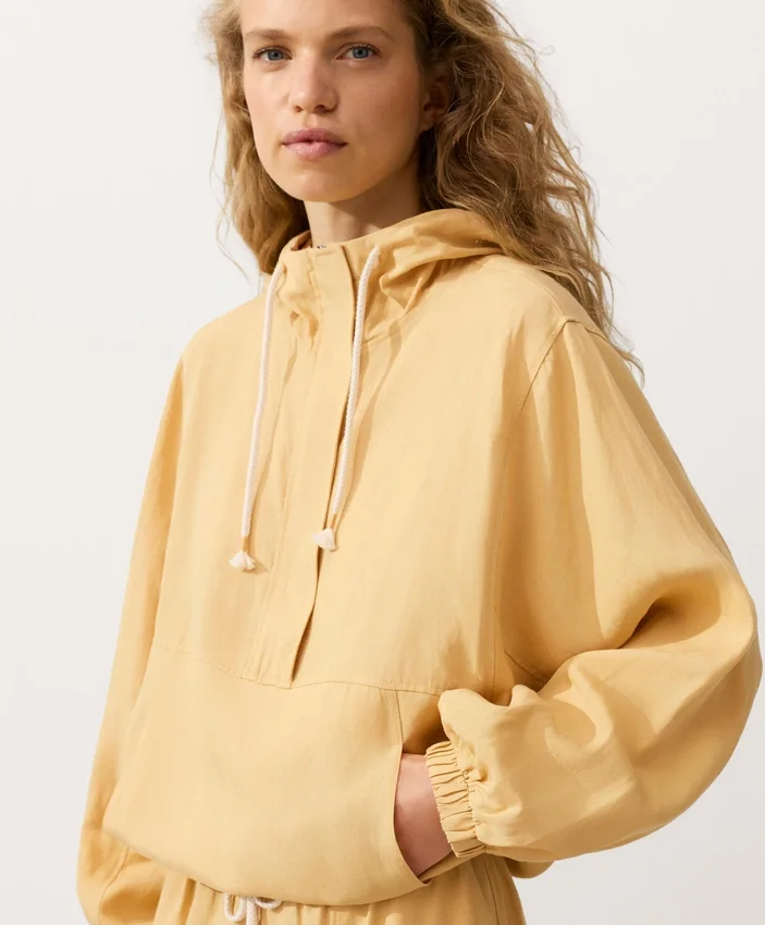 Camisola com meio fecho e bolso frontal, mistura de lyocell e 24% de linho Camisola com meio fecho e bolso frontal, mistura de lyocell e 24% de linho