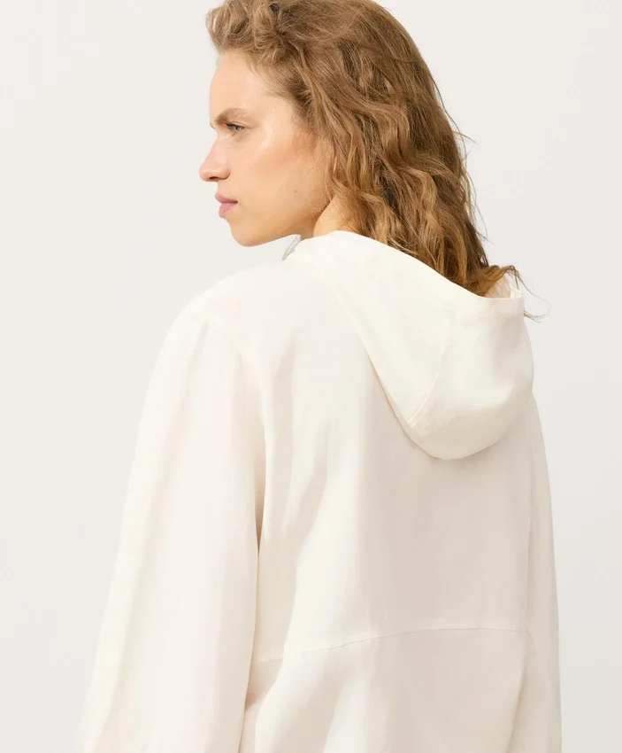 Camisola com meio fecho e bolso frontal, mistura de lyocell e 24% de linho Camisola com meio fecho e bolso frontal, mistura de lyocell e 24% de linho