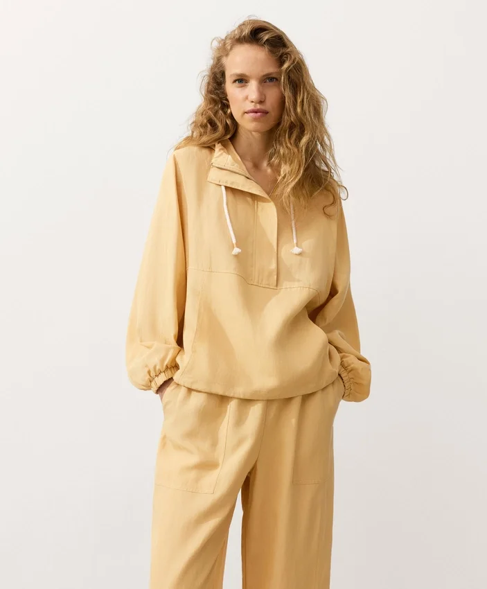 Camisola com meio fecho e bolso frontal, mistura de lyocell e 24% de linho Camisola com meio fecho e bolso frontal, mistura de lyocell e 24% de linho