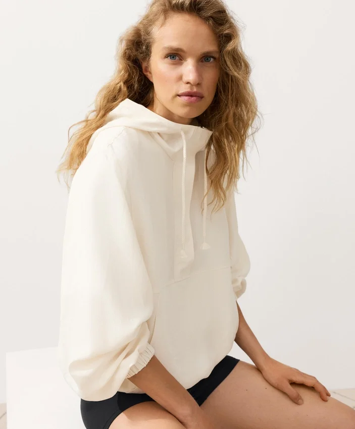 Camisola com meio fecho e bolso frontal, mistura de lyocell e 24% de linho Camisola com meio fecho e bolso frontal, mistura de lyocell e 24% de linho