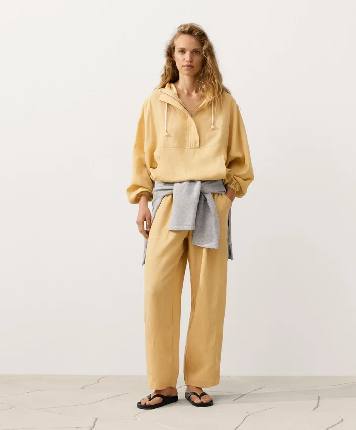 Camisola com meio fecho e bolso frontal, mistura de lyocell e 24% de linho Camisola com meio fecho e bolso frontal, mistura de lyocell e 24% de linho
