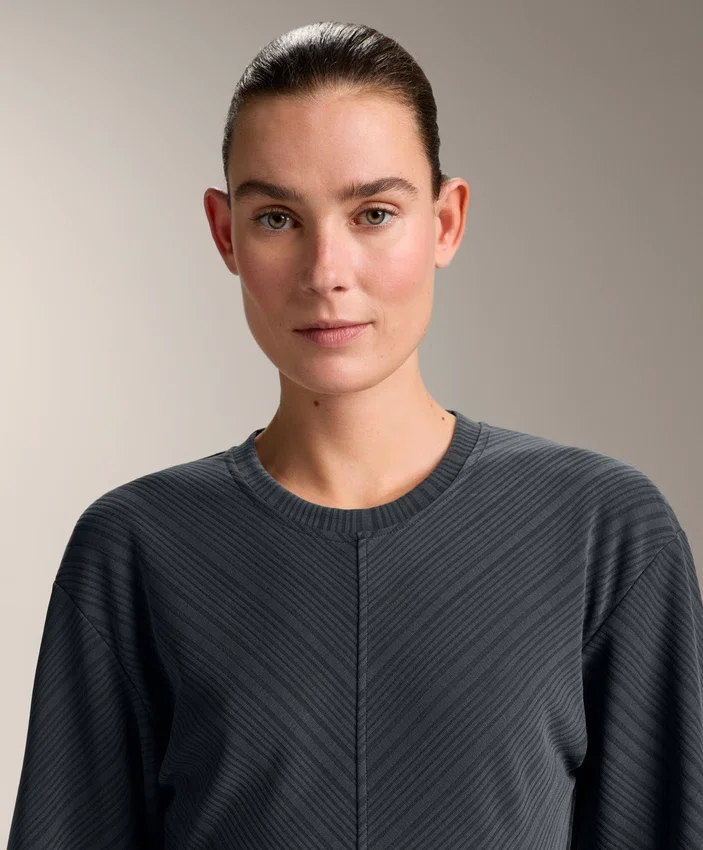Camisola com riscas assimétricas em modal Camisola com riscas assimétricas em modal